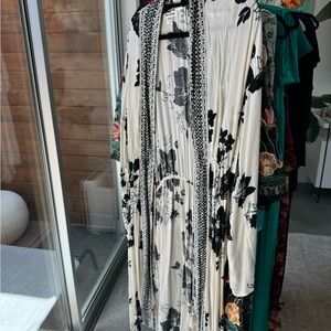 Billabong Kimono style cover dress, wrap around tie White & Black floral print